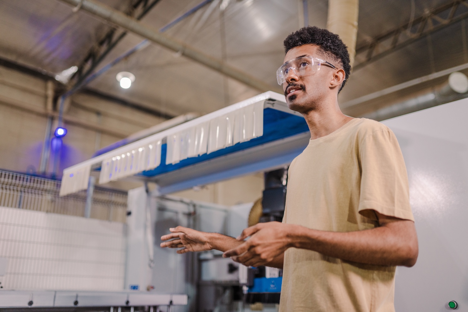 professor de um curso técnico profissionalisante no Brazil usando óculos de proteção durantre uma aula prática em uma indústria professor de um curso técnico profissionalisante no Brazil usando óculos de proteção durantre uma aula prática em uma indústria